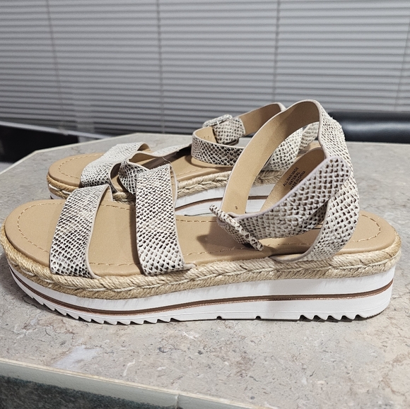 Soda Shoes Bryce Platform Faux Snake Sandals, Size 8.5 - Picture 4 of 9